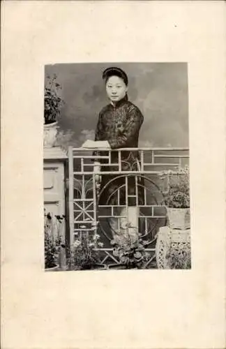 Foto Ak Mädchen in japanischer Tracht, Porträt, Blumen