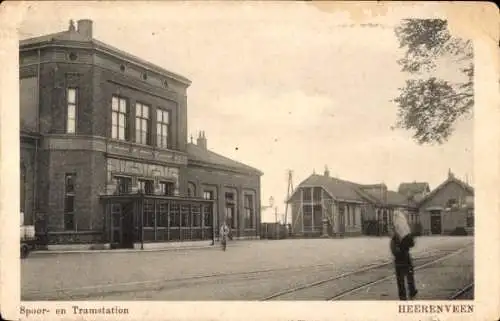 Ak Heerenveen Friesland Niederlande, Bahnhof und Straßenbahnhaltestelle