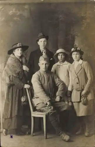 Foto Ak Französischer Soldat in Uniform, Frauen, Mann