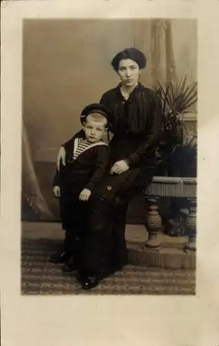 Foto Ak Frau und Junge im Matrosenanzug, Portrait
