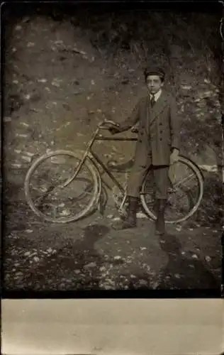 Foto Ak Junge mit einem Fahrrad, Portrait