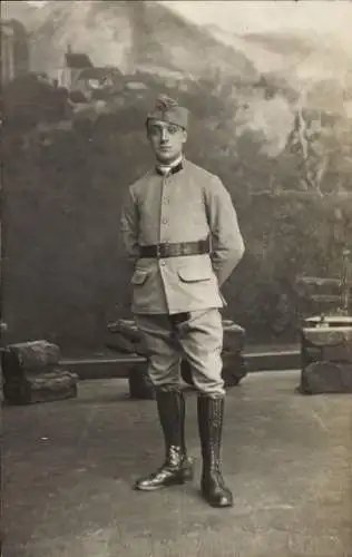 Foto Ak Französischer Soldat in Uniform, Standportrait