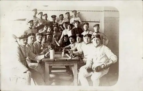 Foto Ak Würzburg am Main Unterfranken, KB Inf. Regiment 9, Deutsche Soldaten in Uniformen