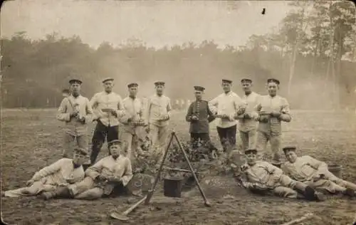 Foto Ak Haguenau Hagenau im Elsass Bas Rhin, Deutsche Soldaten in Uniformen, Truppenübungsplatz