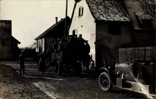 Ak Deutsche Soldaten in Uniformen, LKW, Auto