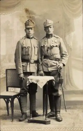 Foto Ak Salzburg, Zwei KuK Soldaten in Uniformen