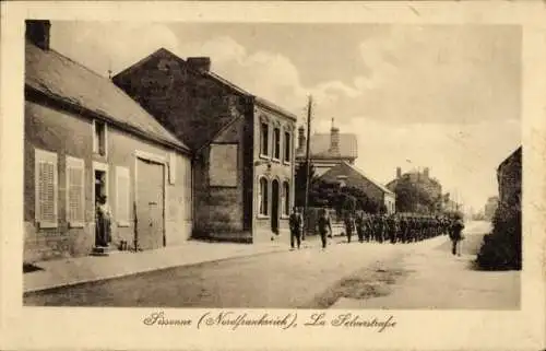 Ak Sissonne Aisne, La Selver Straße, deutsche Soldaten marschieren durch den Ort, I. WK