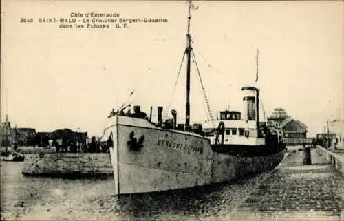 Ak Saint Malo Ille et Vilaine Bretagne, Trawler Sergent Gouarne in den Schleusen