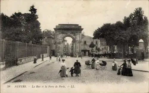 Ak Nevers Nièvre, Die Straße und das Tor von Paris