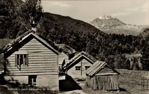 Ak Vadheim Norwegen, Wohnhäuser, Bergspitze