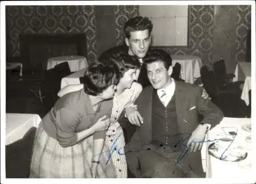 Foto Schauspieler Hans von Borsody, im Restaurant, Autogramm