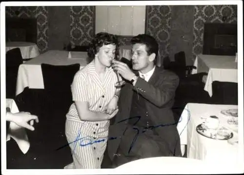 Foto Ak Schauspieler Hans von Borsody, im Restaurant, Autogramm