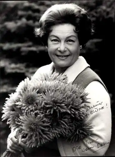 Ak Schauspielerin Ilse Werner, Portrait, Autogramm, Blumen