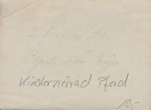 Foto Mädchen auf einem Vierrad in Pferdeform, Portrait