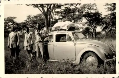 Foto Ostafrika, Männer vor einem VW Käfer, 1956