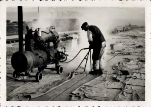 Foto Arbeiter mit einer Maschine, 1937