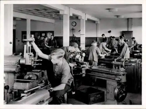 Foto Dresden, Dresdner Straßenbahn AG, Arbeiter im Werk, 1941