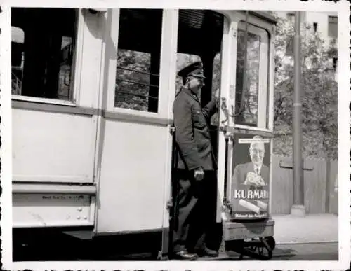 Foto Straßenbahn mit Reklametafel, Kurmark Zigaretten, 1939