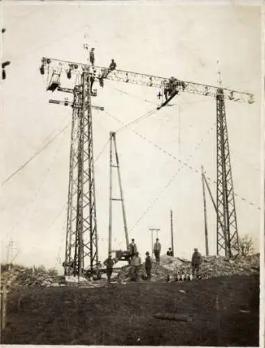 Foto Laufenburg Kanton Aargau, Männner auf einem Strommast