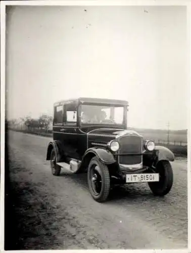 Foto Automobil auf der Straße von Friedberg nach Bad Vilbel, IT 61501