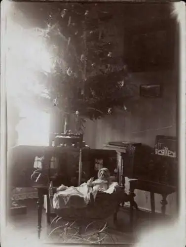 Foto Puppe in einem Puppenwagen vor dem Tannenbaum, Puppenstube
