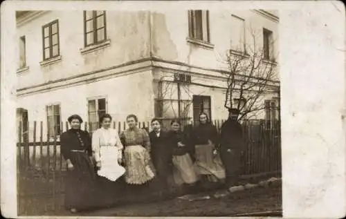 Foto Ak Trzeboszowice Schwammelwitz Schlesien, Personen vor einem Haus