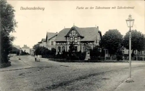 Ak Neubrandenburg in Mecklenburg, Jahnstraße mit Jahndenkmal