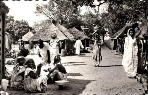 Ak Afrikanisches Dorf, Markt, Anwohner