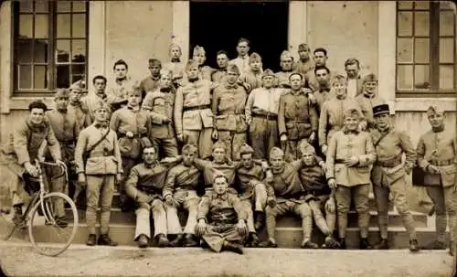 Foto Ak Französische Soldaten in Uniformen, Gruppenfoto, Radfahrer, Fahrrad