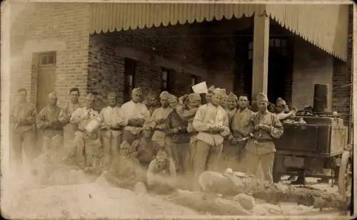 Foto Ak Französische Soldaten in Uniformen, Gruppenfoto, Holzbalken