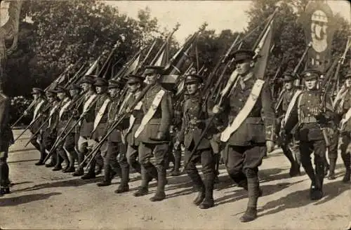 Foto britischer Soldaten in Uniform, Fahnen, Fest