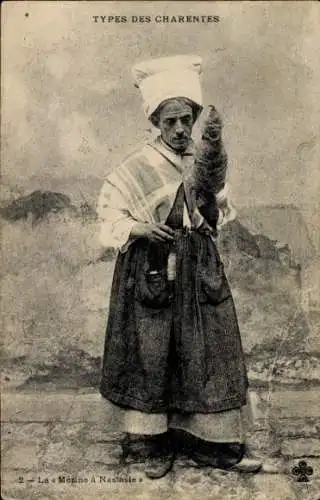 Ak Charente, Französische Tracht, Frau beim Spinnen