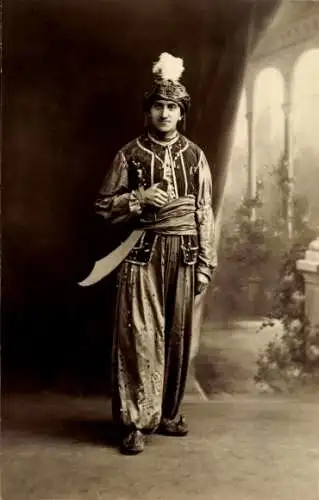 Foto Ak Indien?, Krieger in Volkstracht, Säbel