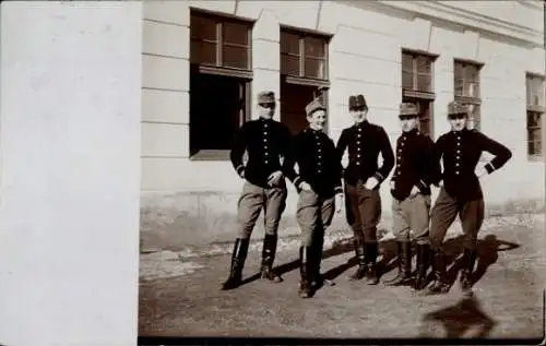 Foto Ak KuK Soldaten vor einem Gebäude