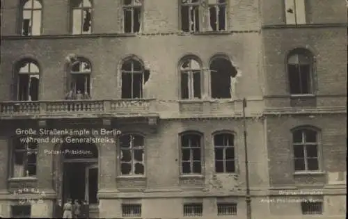 Foto Ak Berlin Mitte, große Straßenkämpfe in Berlin, Generalstreik, Polizei-Präsidium