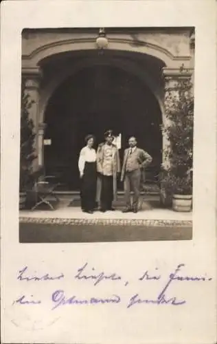 Foto Ak Freiburg im Breisgau, Gruppenbild, Torbogen, Soldat in Uniform