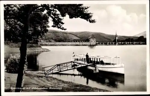 Ak Waldeck am Edersee Hessen, Edertalsperre, Sperrmauer, abfahrendes Motorboot