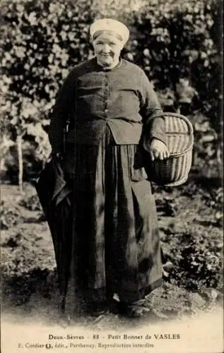 Ak Vasles Deux Sèvres, Petit Bonnet, Frau, Korb, Regenschirm