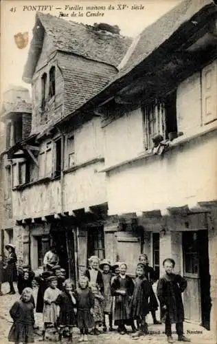 Ak Pontivy Morbihan, Alte Häuser aus dem 15. Jahrhundert, Rue de la Cendre, Gruppe Kinder