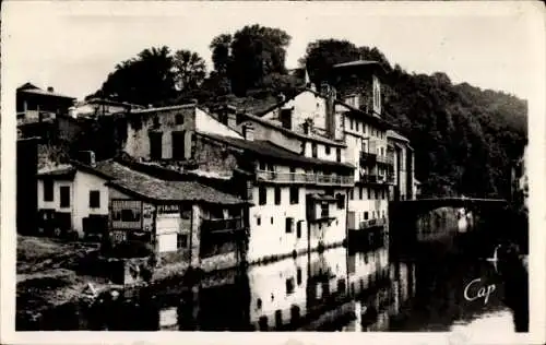 Ak Saint Jean Pied de Port Pyrénées Atlantiques, Vieilles Maisons sur la Nive et le Pont d'Espagne