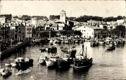 Ak Saint Jean de Luz Pyrénées Atlantiques, Vue generale sur le Port, Eglise de la Maison Louis XIV