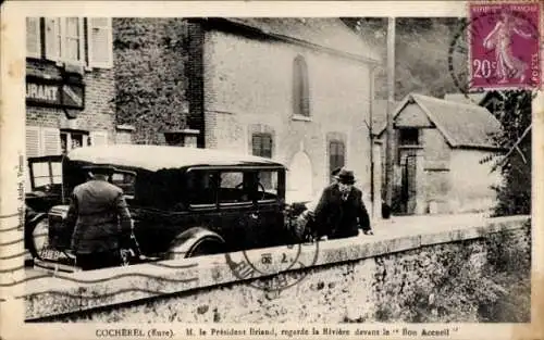 Ak Cocherel, Ihr Herr Präsident Briand, blickt auf den Fluss vor dem Bon Accueil