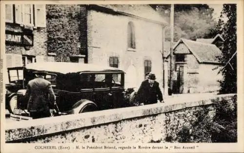 Ak Cocherel, Ihr Herr Präsident Briand, blickt auf den Fluss vor dem Bon Accueil