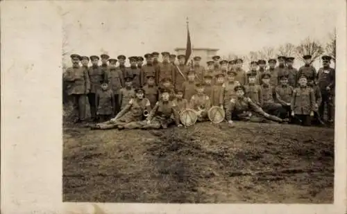 Foto Ak Deutsche Soldaten in Uniformen, Gruppenaufnahme