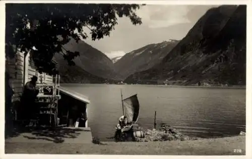 Ak Norwegen, Gebäude am Ufer, Fjord, Berge