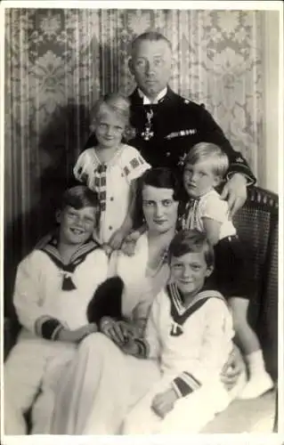 Foto Ak Franz Joseph von Hohenzollern-Emden, Prinzessin Maria Alix von Sachsen mit Kindern