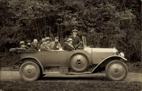 Foto Ak Personen in einem Automobil