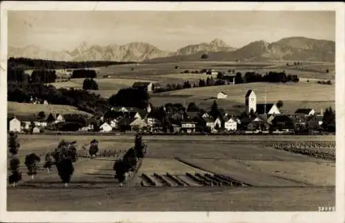 Ak Betzigau im Allgäu, Blick auf den Ort mit Berglandschaft