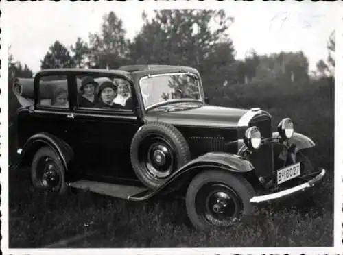 Foto Familie in einem Automobil, B 16027, Opel ?