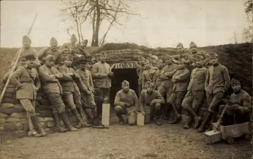 Foto Ak Französische Soldaten in Uniformen, Gruppenfoto, Unterstand